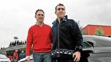 <b>ES SU DÍA Y VA DE ROJO. </b>Caparrós atendió a un aficionado en Lezama.