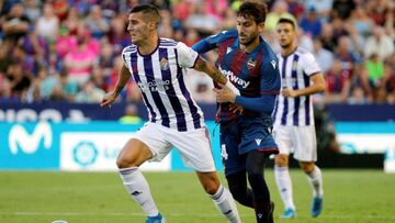 GRAF4236. VALENCIA, 31/08/2019.- El delantero del Real Valladolid Sergio Guardiola (i) se escapa de José Campaña, del Levante UD, durante el partido de la tercera jornada de Liga en Primera División que se juega hoy sábado en e