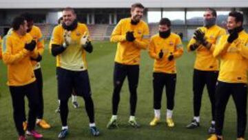 CAMINO A M&Aacute;LAGA DANDO PALMAS. La paternidad de Piqu&eacute; y la firma de la renovaci&oacute;n de Puyol provocaron que el entrenamiento del Bar&ccedil;a fuera distendido. No obstante, el equipo sabe que el partido de hoy no ser&aacute; una fiesta.