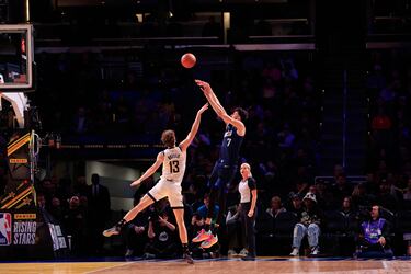 Lanzamiento de Chet Holmgren ante Matas Buzelis.
