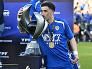 ROSARIO, ARGENTINA - SEPTEMBER 06: Michael Santos of Velez Sarsfield kisses the trophy after winning the Supercopa Argentina 2025 match between Velez Sarsfield and Central Cordoba at Estadio Gigante de Arroyito on September 06, 2025 in Rosario, Argentina. (Photo by Luciano Bisbal/Getty Images)