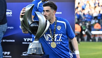 ROSARIO, ARGENTINA - SEPTEMBER 06: Michael Santos of Velez Sarsfield kisses the trophy after winning the Supercopa Argentina 2025 match between Velez Sarsfield and Central Cordoba at Estadio Gigante de Arroyito on September 06, 2025 in Rosario, Argentina. (Photo by Luciano Bisbal/Getty Images)