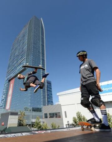 Sandro Dias y Jimmie Wilkins practicando Skateboard Vert durante los X Games Los Angeles