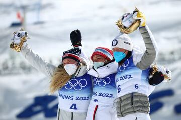 Johaug, junto a Diggins y Niskanen en el podio.