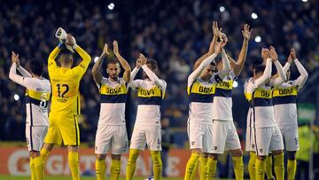 Boca Juniors' footballers acknowledge the public before the Argentina First Divsion football match against Newell's Old Boys at La Bombonera stadium in Buenos Aires, on May 20, 2017. / AFP PHOTO / ALEJANDRO PAGNI