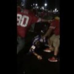 Aficionados de los 49ers muelen a palos a uno de los Vikings