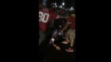 Aficionados de los 49ers golpean a uno de los Vikings.