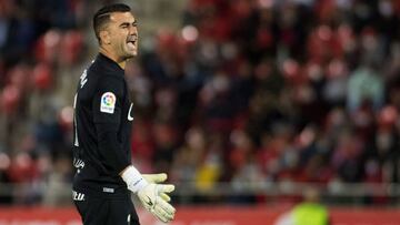 Manolo Reina, jugador del RCD Mallorca, se lamenta durante un partido.