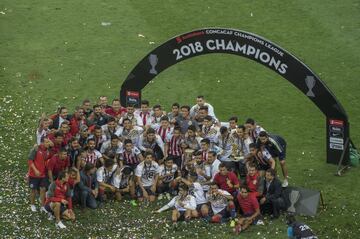 Javier Hernández se unió a la celebración de Chivas