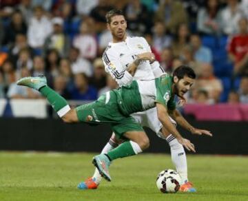 El defensa del Real Madrid Sergio Ramos y el centrocampista del Elche Victor Rodríguez.
