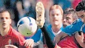 <b>EN SEMIFINALES.</b> Milosevic y Madouni reflejan en la imagen lo disputado del choque