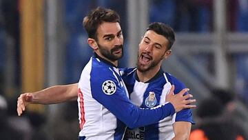 Andr&eacute; Pereira junto a Adri&aacute;n L&oacute;pez, en un partido del Oporto la pasada temporada.