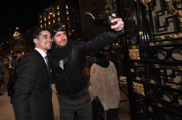 Javier Fernández fue uno de los invitados que acudió a la gala. Antes de entrar en el hotel para felicitar a las premiadas, se hizo varios selfies con los aficionados que quisieron tener un recuerdo con él. 