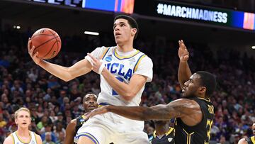 Lonzo Ball, de UCLA, trata de anotar ante Kent.