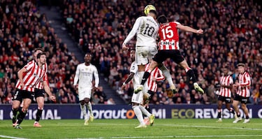 0-2. Centro de Trent Alexander-Arnold al segundo palo que cabecea Kylian Mbappé al lado contrario. El balón, le llega a Eduardo Camavinga que remata, también con la testa, a puerta vacía y subir el segundo tanto al marcador.
