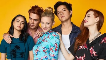 Camila Mendes, KJ Apa, Lili Reinhart, Cole Sprouse y Madelaine Petsch de &#039;Riverdale&#039; posando para Pizza Hut Lounge en la Comic-Con International, San Diego, CA. Julio 20, 2019.