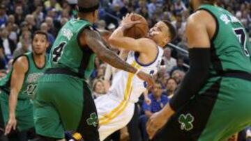 Stephen Curry trata de anotar rodeado por Turner, Thomas y Sullinger.