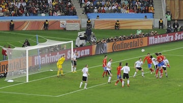 Momento en el que Puyol de cabeza bate a Alemania y mete a España en la final del Mundial 2010. Fue el 6 de julio en Ciudad del Cabo.