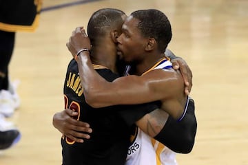 LeBron James y Kevin Durant se abrazan tras las Finales de 2017.