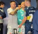 El fuerte encontrón de Zaldivia con un jugador de Everton en camarines: debieron separarlos