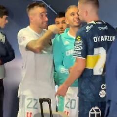 El fuerte encontrón de Zaldivia con un jugador de Everton en camarines: debieron separarlos