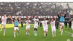 Los jugadores del Milan celebran la victoria tras el partido.