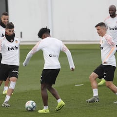 El Valencia pierde 98,3 millones en el valor de su plantilla