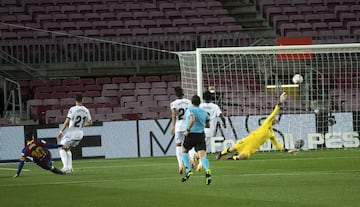 1-0. Leo Messi marcó el primer gol.