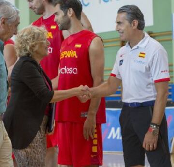 Sergio Scariolo saluda a Manuela Carmena.