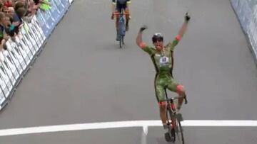 La celebración más loca del ciclismo: ¡casi se cae en meta!