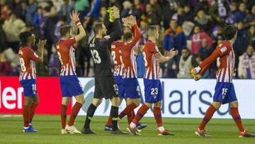 Los jugadores del Atl&eacute;tico saludaron a los 2.000 aficionados colchoneros en Zorrilla.