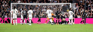 3-2. Libre indirecto que Kylian Mbappé toca para Fran García, se la devuelve y ejecuta con la derecha, la barrera se abre y sorprende a Dmitrovic que no llega al balón.