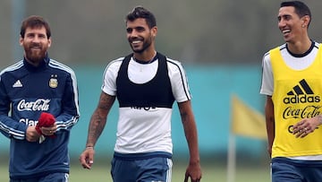 Messi, Augusto y Di Mar&iacute;a sonr&iacute;en durante un entrenamiento de la selecci&oacute;n argentina de cara al partido de eliminatorias hoy ante Uruguay en Montevideo.