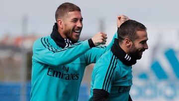 Sergio Ramos bromeando con Dani Carvajal en un entrenamiento del Real Madrid.