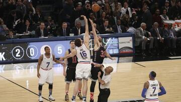 Pau Gasol y Marc Gasol realizan el salto incial del All Star Game de 2015.