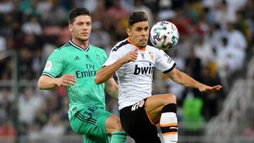 Jovic, con Paulista durante el Valencia-Real Madrid.