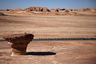 En condiciones agradables para lo que podría ser, en torno a los 20º y poco viento, aunque con polvo, se celebró la segunda etapa del AlUla Tour. Con ciclistas de talla mundial, la carrera pretende exponer internacionalmente una ciudad desconocida de Arabia Saudí situada en pleno desierto y asentada alrededor de un oasis.