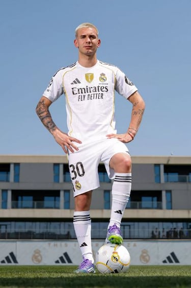 Franco Mastantuono vestido de blanco. 