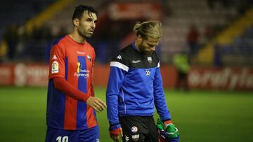 Tristeza de los jugadores del Extremadura tras la derrota contra el Osasuna.