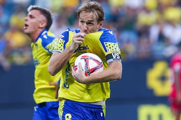 Álex Fernández celebrando el gol de penalti frente al Tenerife que suponía el 1-2 en el minuto 74.