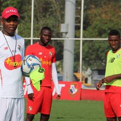 Tite monta su laboratorio ante la Panamá de Dely Valdés