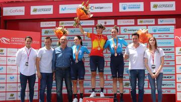 Sheyla Guti&eacute;rrez celebra su t&iacute;tulo como campeona de Espa&ntilde;a de contrarreloj por delante de Lourdes Oyarbide y Gloria Rodr&iacute;guez.