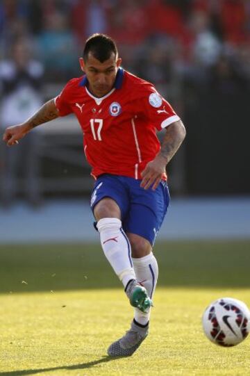 El Pitbull debutó en la UC como lateral derecho. Después, se ganó un puesto de volante de contención, su ubicación nata. Marcelo Bielsa lo reconfiguró como defensor central hasta el día de hoy en la Roja.