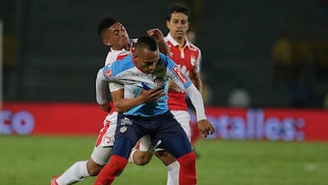 Jarlan Barrera ante la marca de Edwin Herrera en el partido entre Santa Fe y Junior por Liga Águila II-2018