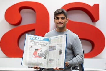 Martín posando con las páginas de su primera entrevista en AS.