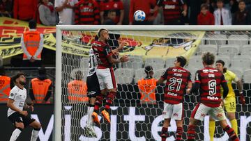 AMDEP5287. SAO PAULO (BRASIL), 02/08/2022.- Fabián Balbuena (2-i) de Corinthians disputa un balón con Arturo Vidal (c) de Flamengo hoy, en un partido de la Copa Libertadores entre Corinthians y Flamengo en el estadio Arena de Sao Paulo (Brasil). EFE/Fernando Bizerra Jr.