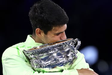 El español Carlos Alcaraz posa con la Norman Brookes Challenge Cup.