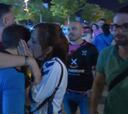 Hinchas del Tenerife consuelan a su jugador tras no ascender