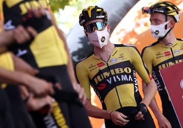 Primoz Roglic posa con sus compañeros antes del inicio de la etapa.