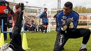 El ex deportivista Rufai colgó las botas y ahora se dedica a enseñar a niños.